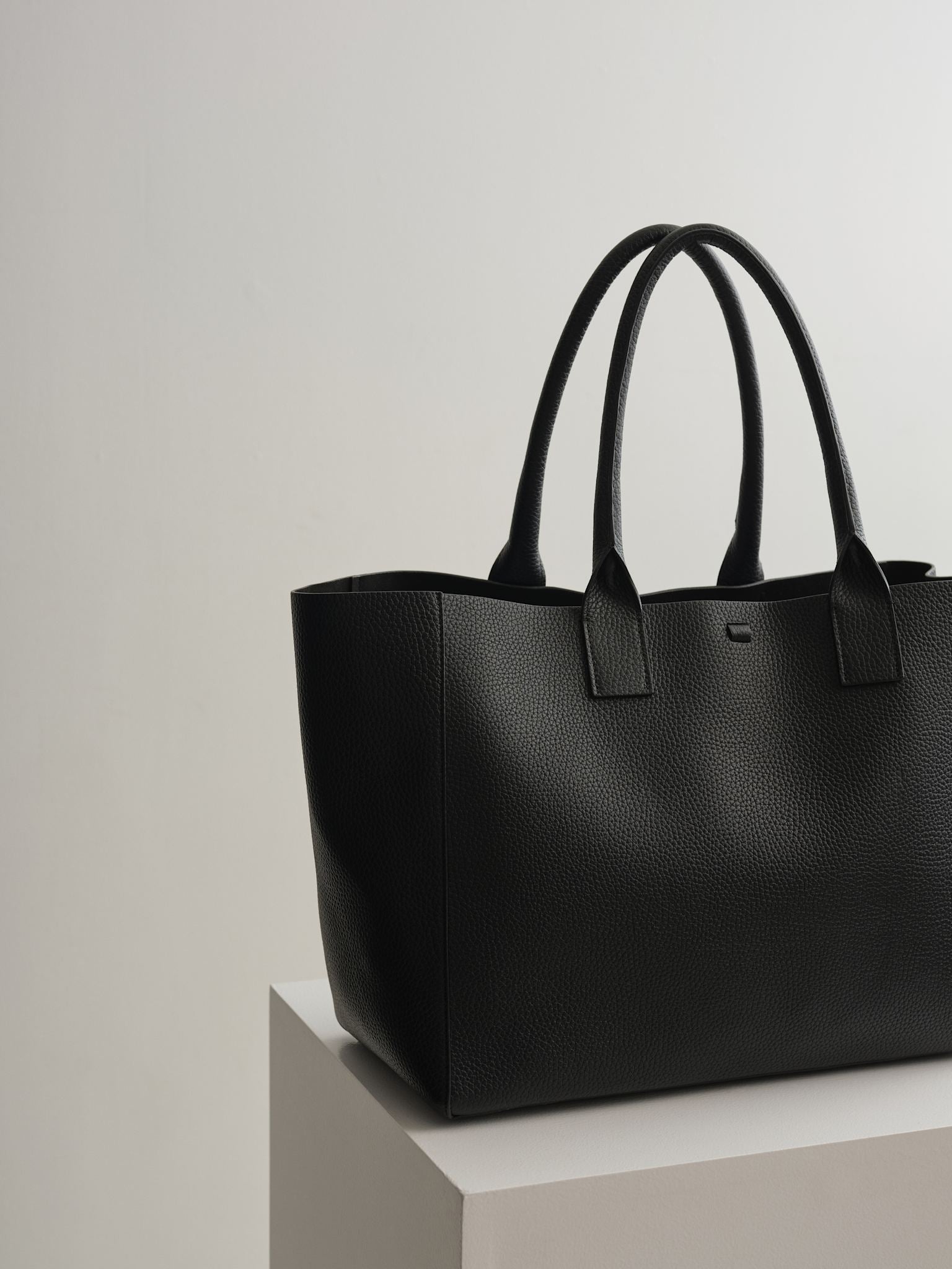 LARGE FILIPPO BAG - BLACK RIO