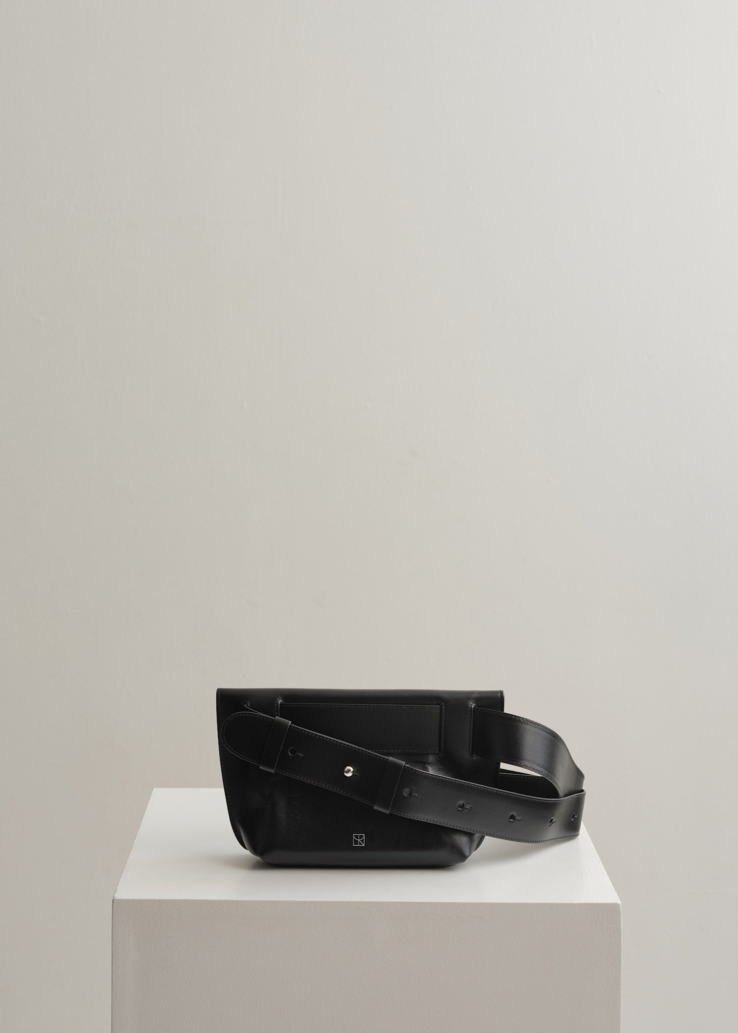 LARGE YARI - BLACK VITELLO