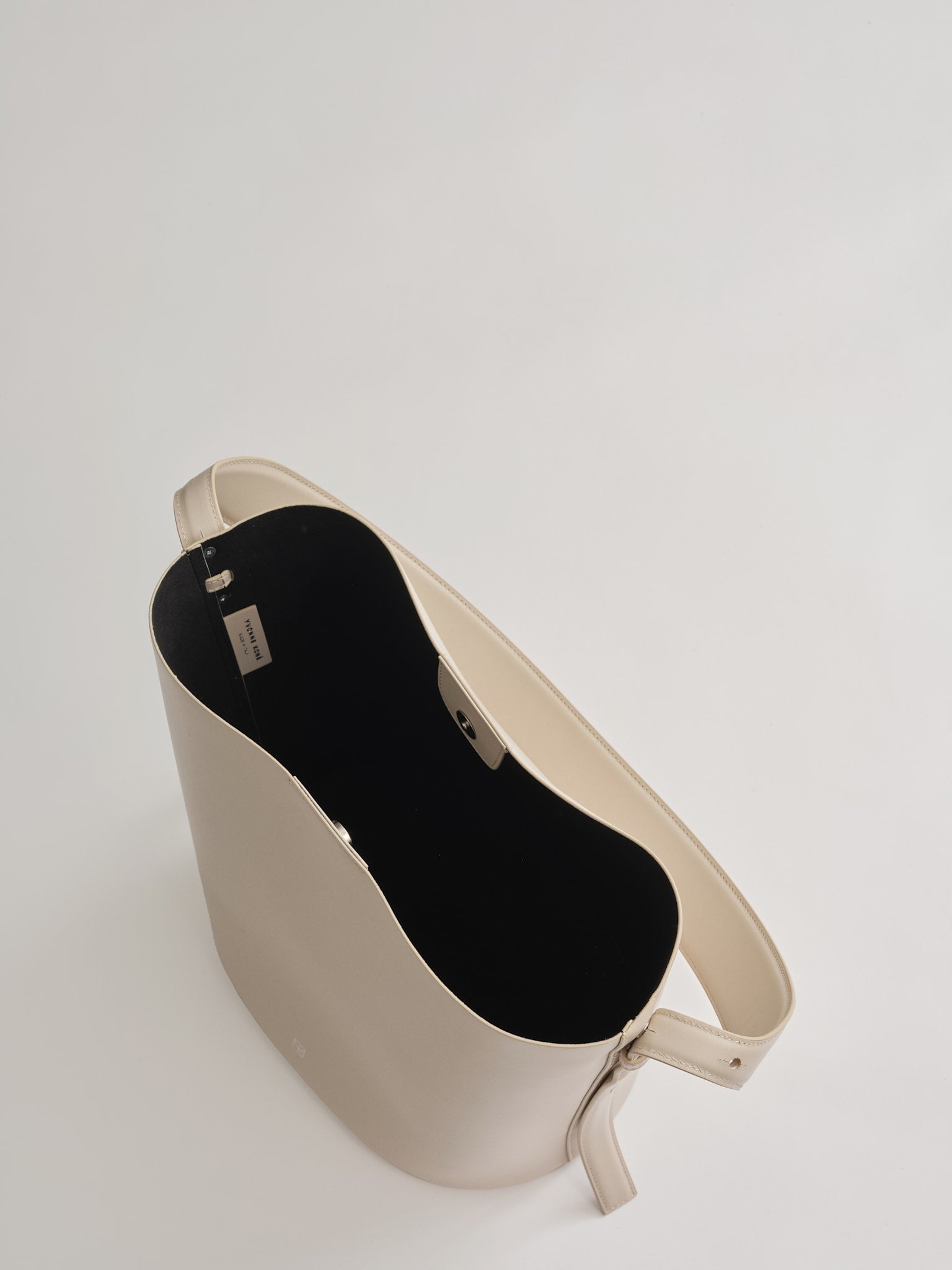 LEO BUCKET BAG - CEMENT VITELLO