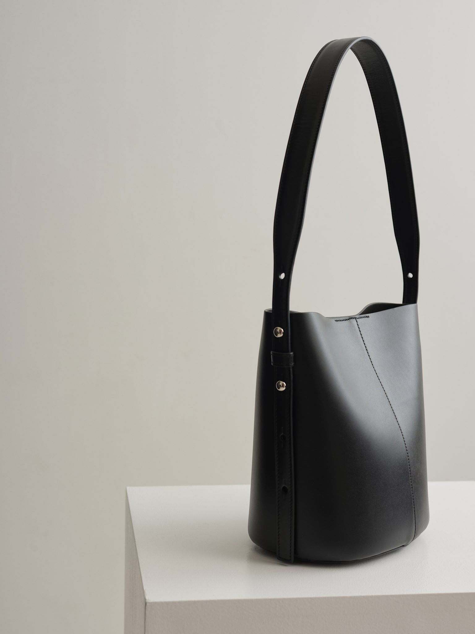LITTLE LEO BUCKET BAG - VITELLO BLACK