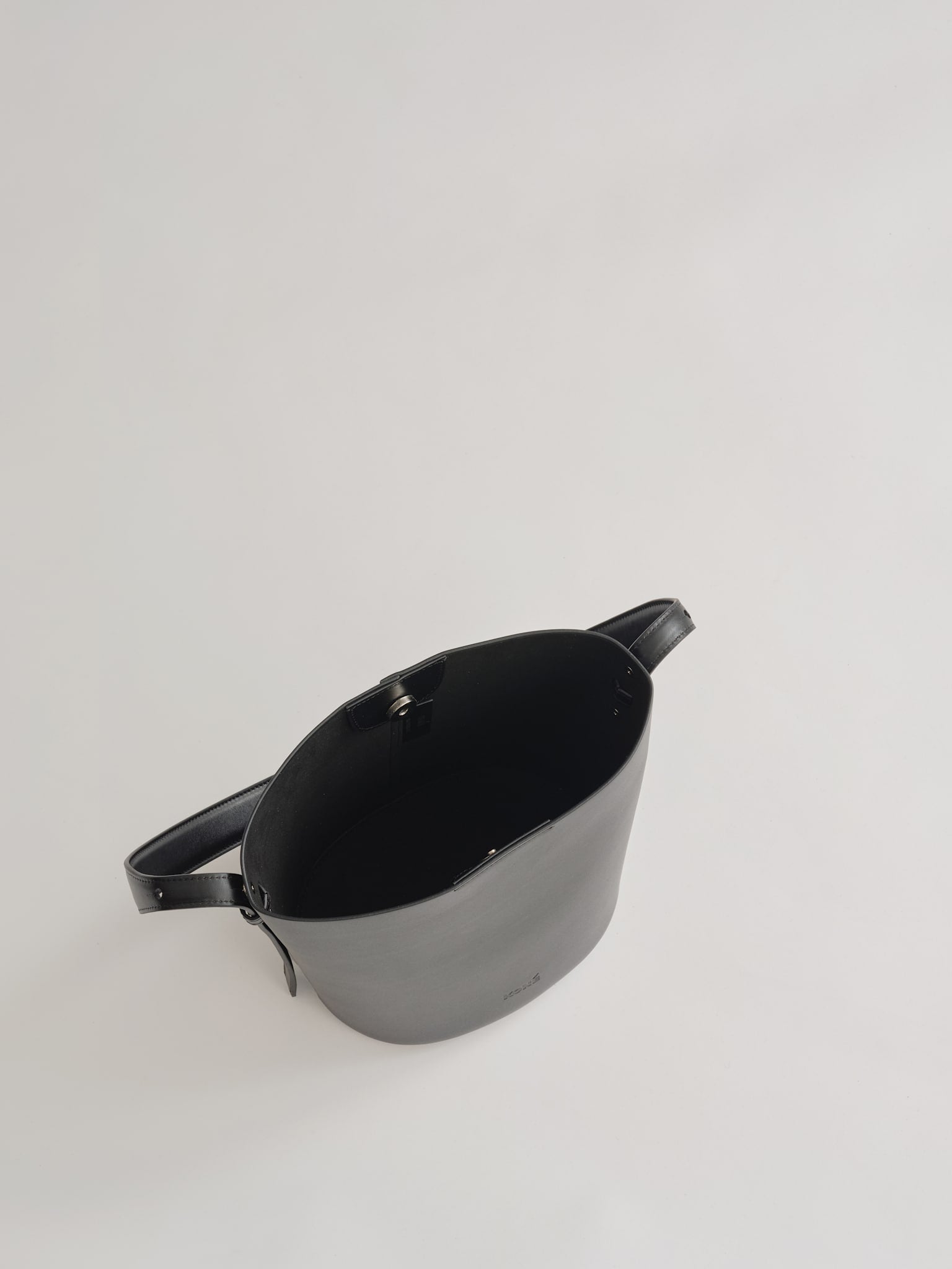 LITTLE LEO BUCKET BAG - VITELLO BLACK
