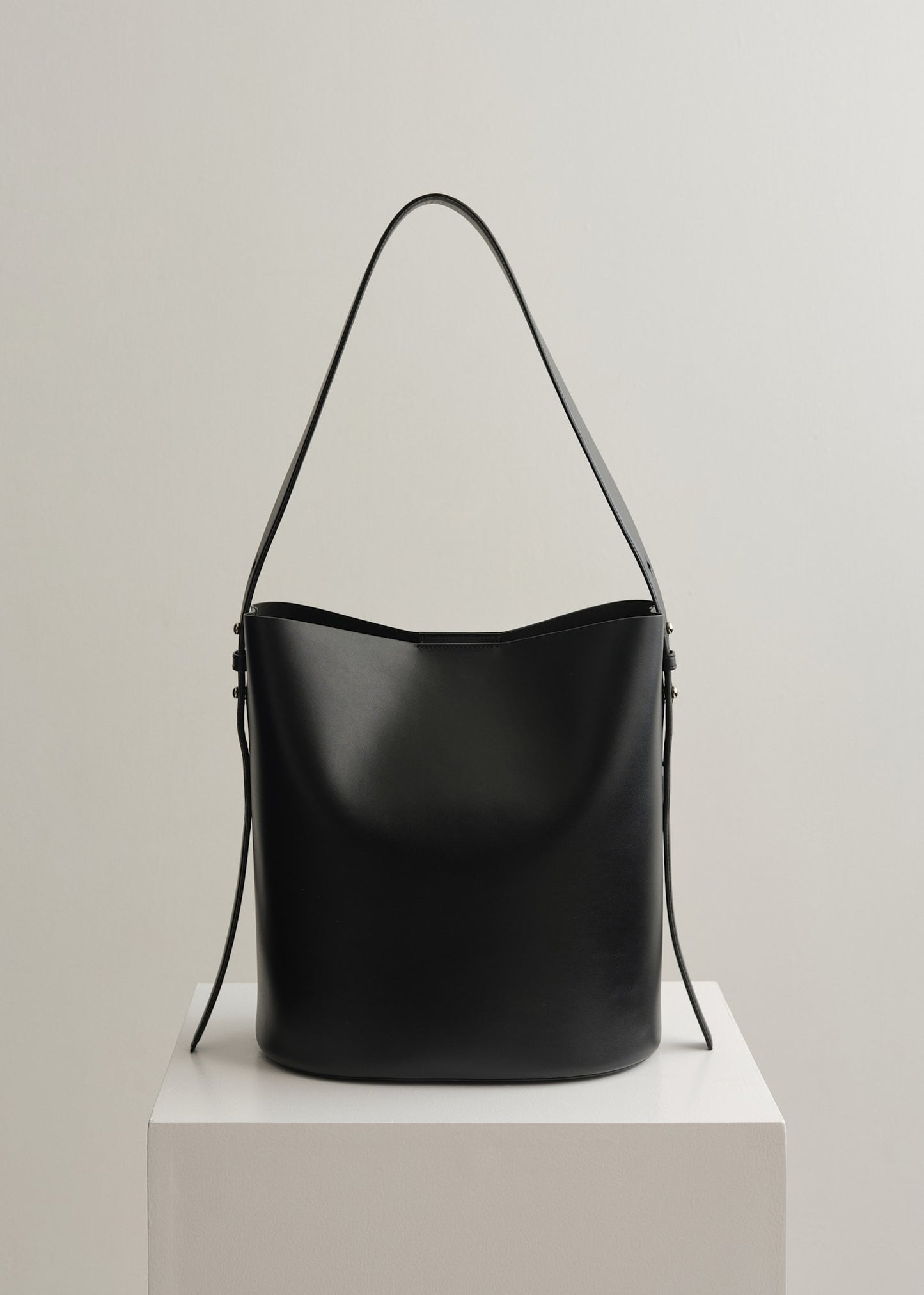 LEO BUCKET BAG - BLACK