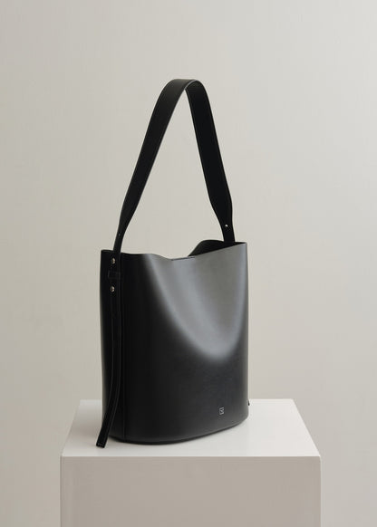 LEO BUCKET BAG - BLACK