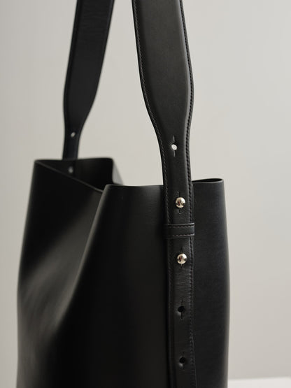 LEO BUCKET BAG - BLACK