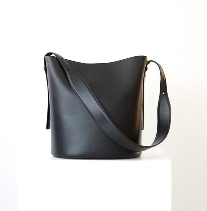 LEO BUCKET BAG - VITELLO BLACK