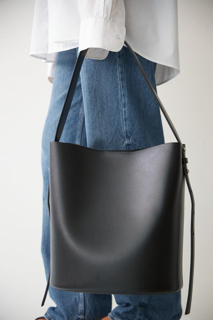 LEO BUCKET BAG - VITELLO BLACK