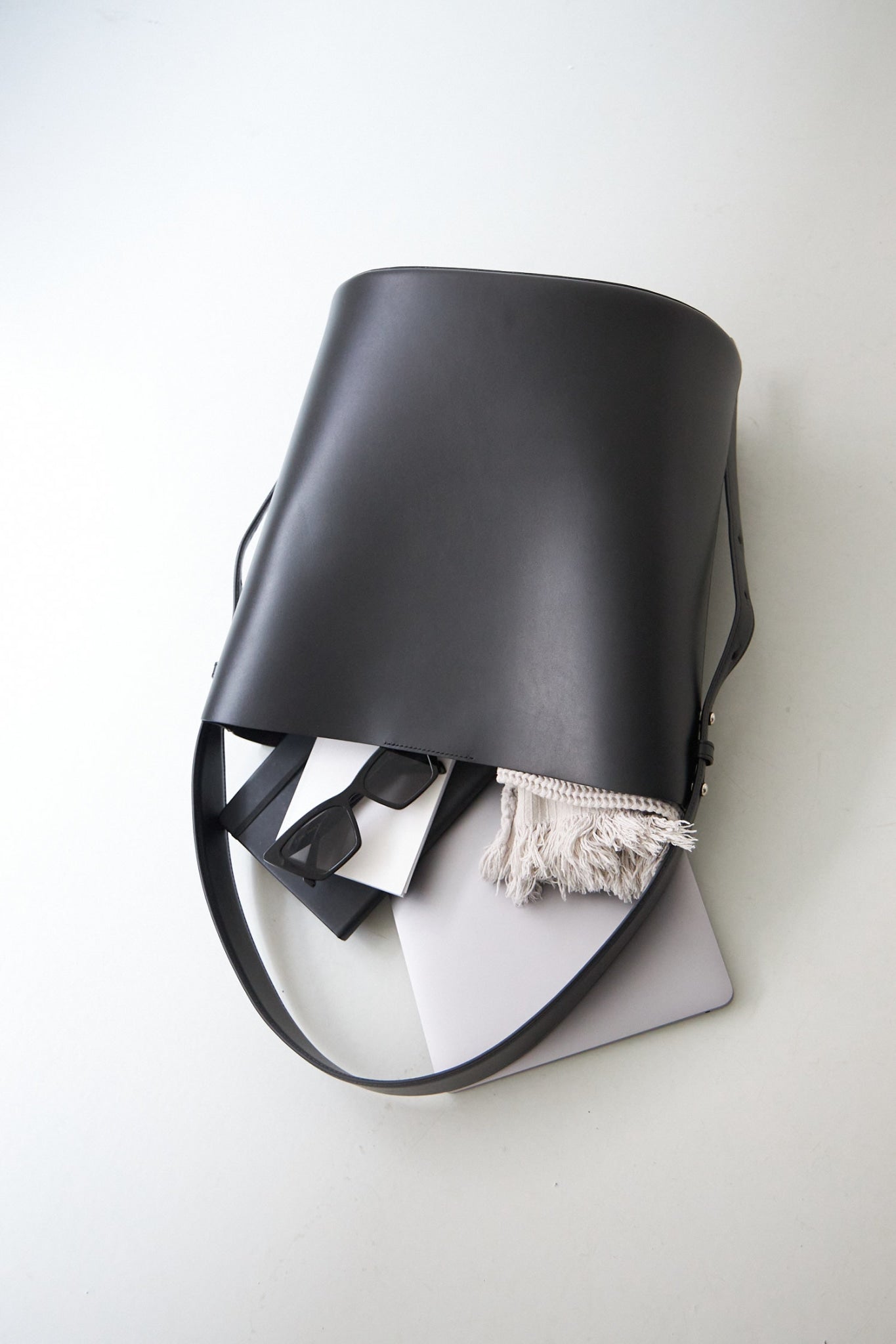 LEO BUCKET BAG - VITELLO BLACK