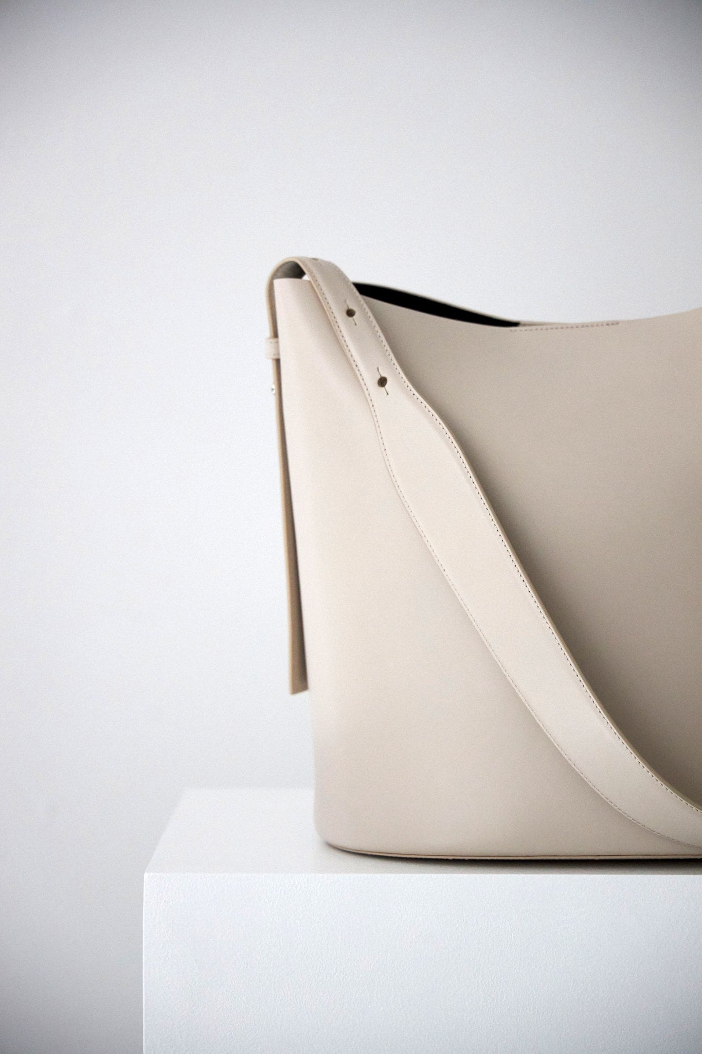 LEO BUCKET BAG - VITELLO CEMENT