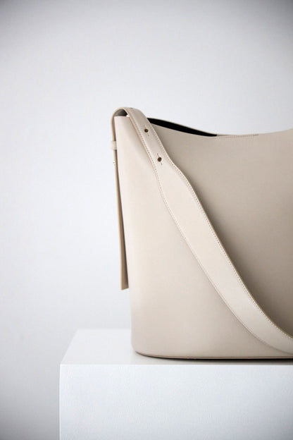 LEO BUCKET BAG - VITELLO CEMENT