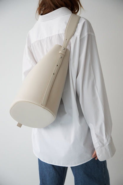 LEO BUCKET BAG - VITELLO CEMENT