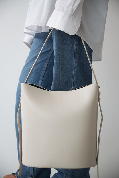 LEO BUCKET BAG - VITELLO CEMENT